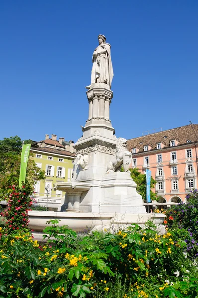 Статуя Вальтера фон дер Фогельвейде - Больцано / Бозен, Южный Тироль, Италия — стоковое фото