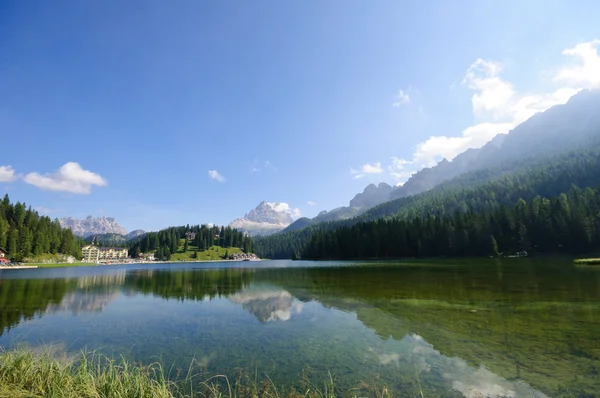 Lago Misurina e Tre Cime di Lavaredo - Dolomites, Itália — Fotografia de Stock