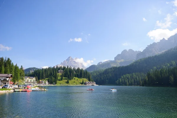 Lake misurina en tre cime di lavaredo - Dolomieten, Italië — Stockfoto