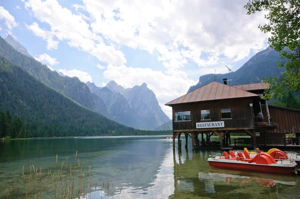 Jezero dobbiaco - Dolomity, Itálie — Stock fotografie