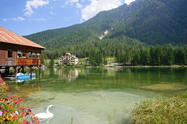 Lake dobbiaco - Dolomieten, Italië — Stockfoto