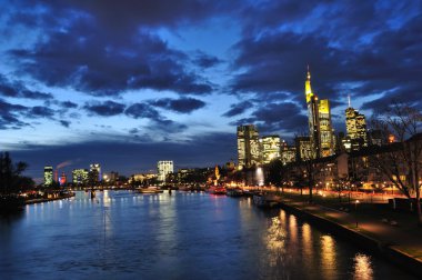 gökdelenler ve ana nehir gece de frankfurt am main, Almanya