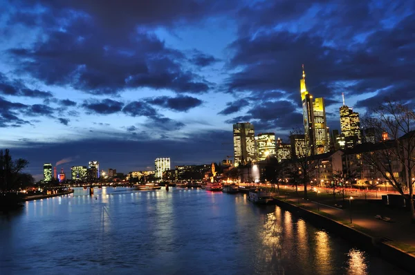 Ουρανοξύστες Και Κύριος Ποταμός Νύχτα Στη Φραγκφούρτη Γερμανία — Φωτογραφία Αρχείου