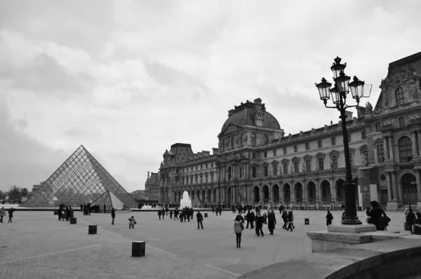 Louvre Sarayı Paris Cam Piramit — Stok fotoğraf