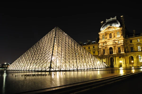 Лувр Дворец Стеклянная Пирамида Ночью Париже — стоковое фото