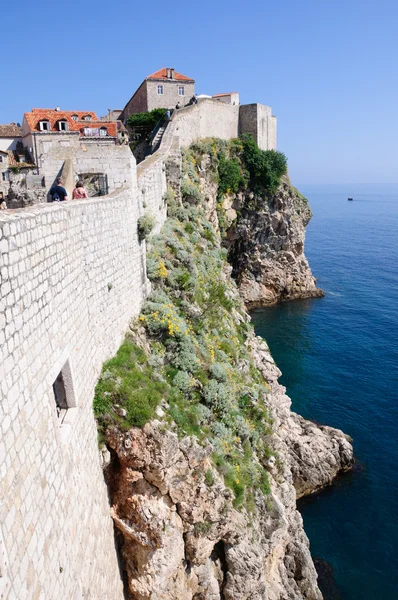 Τείχος Της Πόλης Και Την Αδριατική Θάλασσα Στο Ντουμπρόβνικ Μνημείο — Φωτογραφία Αρχείου