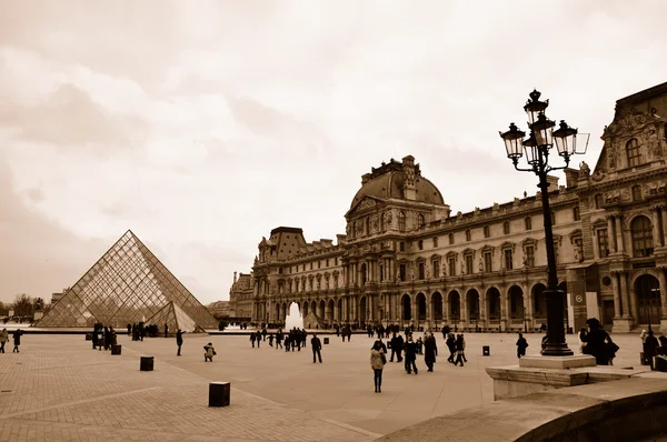 Лувр Дворец Стеклянная Пирамида Париже — стоковое фото