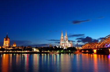 alacakaranlık, Almanya Köln. Katedral ve hohenzollern Köprüsü.