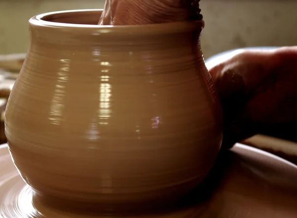 Potter transformando um vaso — Fotografia de Stock