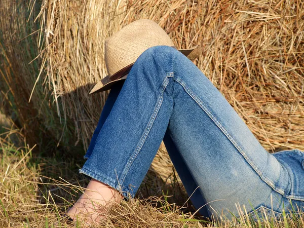Gambe con jeans in campo — Foto Stock