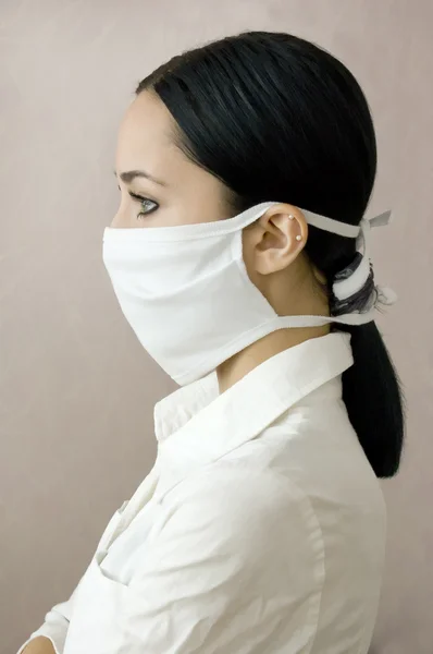 Il profilo di una giovane ragazza con una maschera medica — Foto Stock
