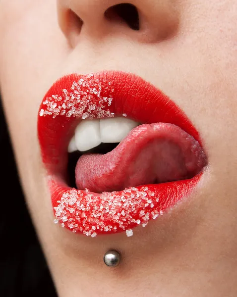 Şeker kırmızı dudakları yalamak diliyle (smiley) — Stok fotoğraf