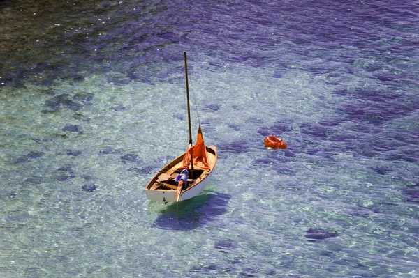 Orangefarbenes Boot auf dem Meer — Stockfoto