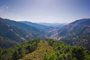 dağlar ve mavi gökyüzü