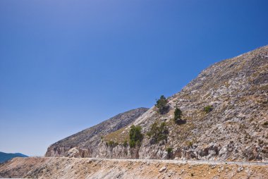 Kıraç dağ ve mavi gökyüzü