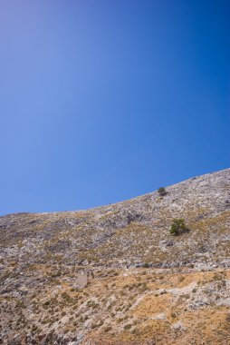 Kıraç dağ ve mavi gökyüzü