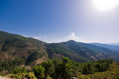 dağlar ve mavi gökyüzü