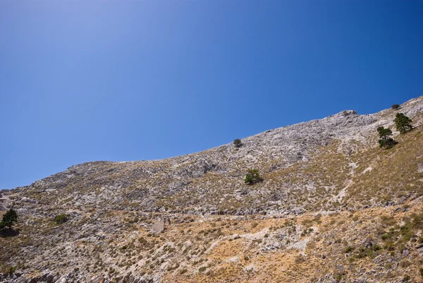 Montaña árida y cielo azul — Foto de Stock