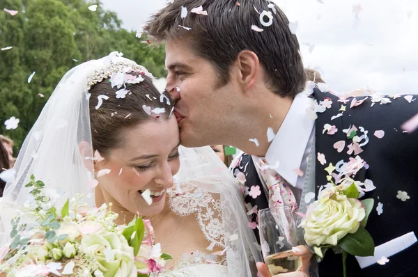 Bruden och brudgummen i konfetti dusch — Stockfoto