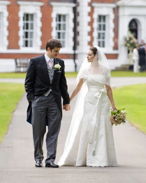 Braut und Bräutigam außerhalb des stattlichen Hauses — Stockfoto