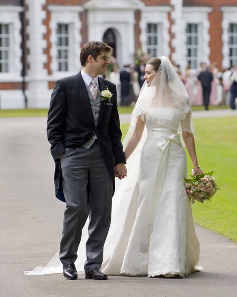Noiva e noivo fora imponente casa Fotografias De Stock Royalty-Free