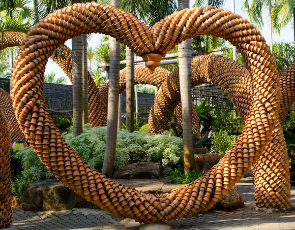 Large Heart Shaped Garden Arch Built Fom Plant Pots — Stock Photo, Image