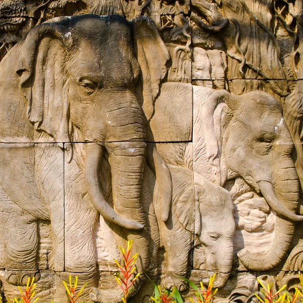 Parete Scolpita Pietra Raffigurante Elefanti Thailandia — Foto Stock