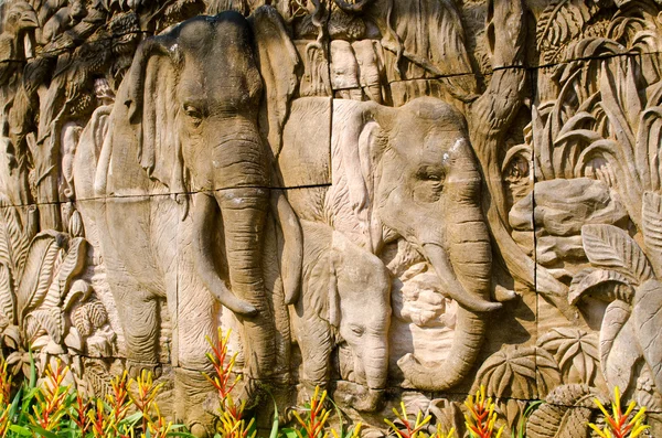Elefant in Stein gemeißelt — Stockfoto
