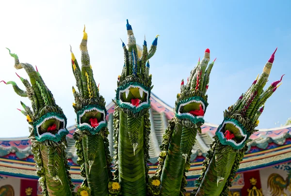 タイの仏教のエキゾチックな花の装飾を変更します — ストック写真