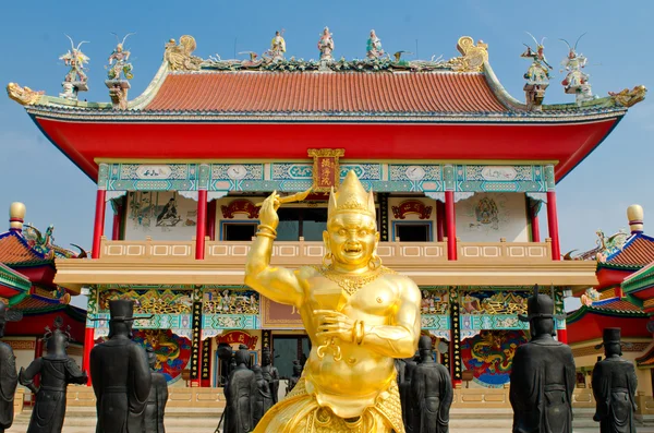 Eine Verzierte Goldene Tempelwache Vor Einem Chinesischen Tempel — Stockfoto