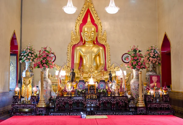Buddhistiska Alter Med Stora Gyllene Buddha Ett Bangkok Tempel — Stockfoto