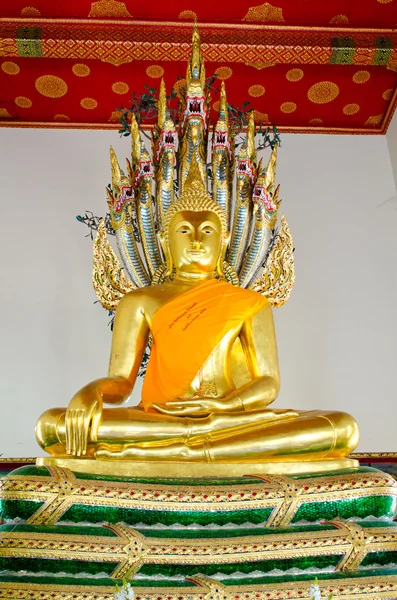 Goldener Buddha Mit Drachenköpfen Bangkok — Stockfoto