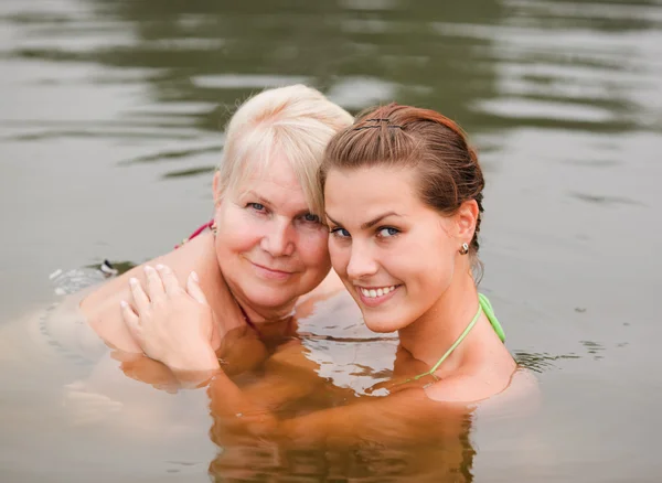 Feliz madre e hija —  Fotos de Stock