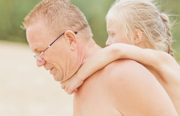 Büyük bir plaj ile büyük kızı — Stok fotoğraf