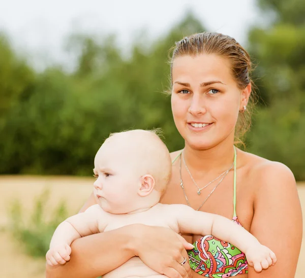 Junge Frau mit kleinem Baby — Stockfoto