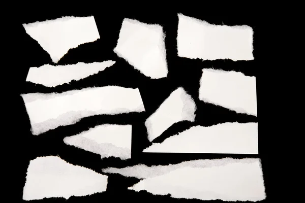 Pedaços de papel branco rasgado — Fotografia de Stock