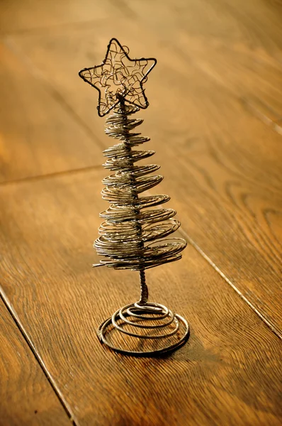 Срібна різдвяна ялинка на дерев'яній підлозі Ліцензійні Стокові Зображення