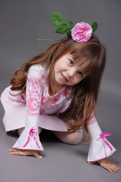 漂亮的小女孩在她的头发中的一朵花 — 图库照片