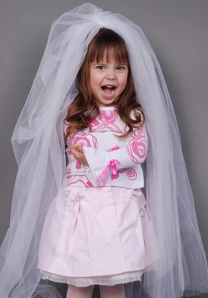 Красивая маленькая девочка в белой вуали — стоковое фото