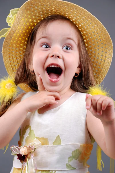 Lachende meisje in een stro hoed — Stockfoto