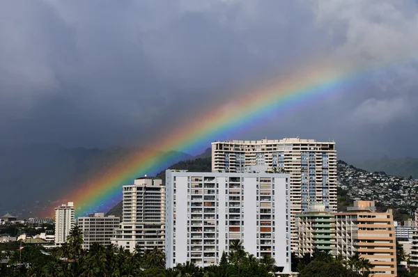 Hawaiian gökkuşağının üstünde şehrin