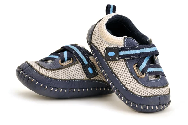 Παπούτσια παιδικά από το μπλε δέρμα που απομονώνονται σε λευκό backgro Εικόνα Αρχείου