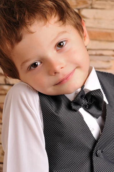 Хлопчик у костюмі та краватці — стокове фото