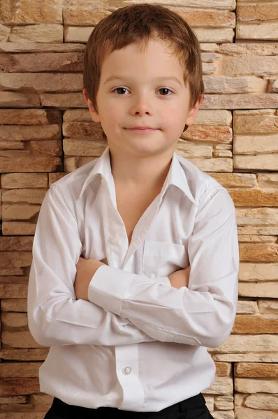Chłopiec w białej koszuli — Zdjęcie stockowe