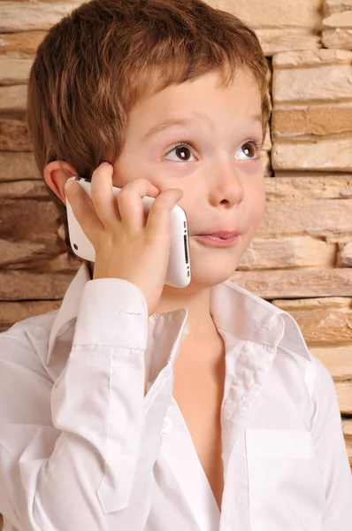 A fiú telefonál. — Stock Fotó