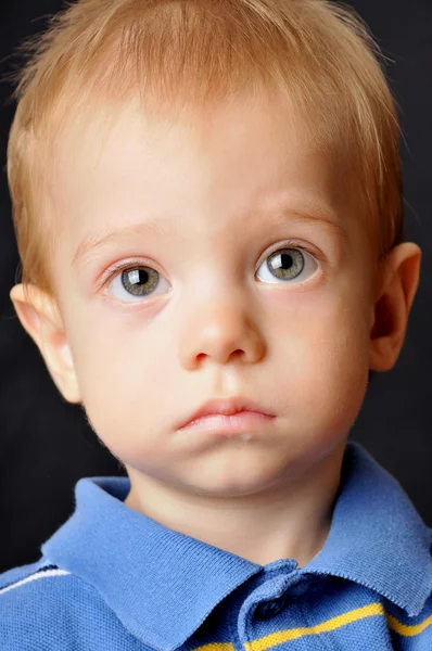 Roztomilý chlapec s velkýma očima — Stock fotografie