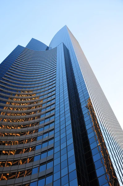 青い空を背景にシアトルの高層ビル ロイヤリティフリーのストック画像