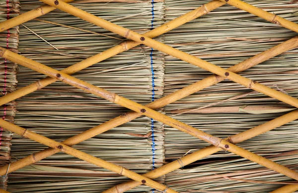 Esgrima panel de bambú con hoja de hierba seca — Foto de Stock