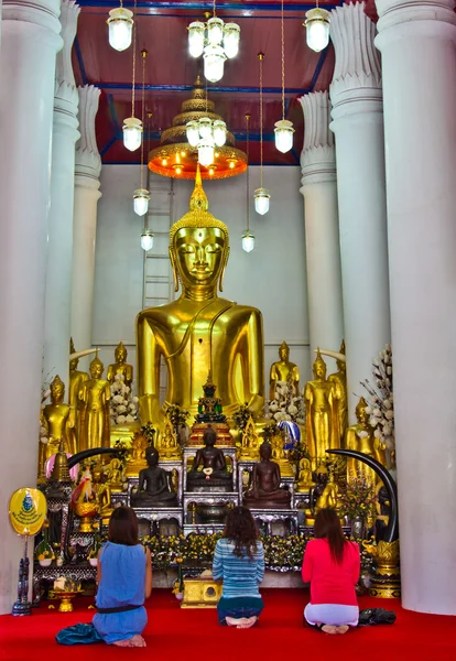 Tres damas frente a la imagen de Buda en la iglesia de Buda —  Fotos de Stock
