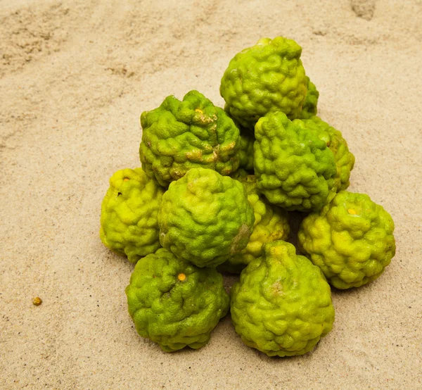 Limão na areia — Fotografia de Stock